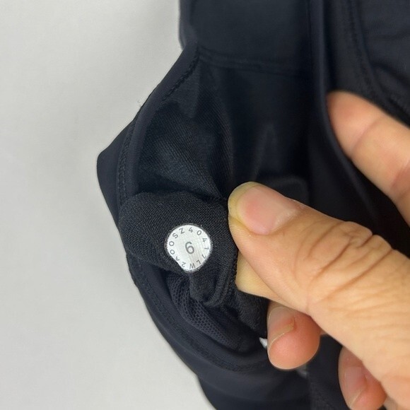 Lululemon cutout laced overlay sports bra size 6 - Picture 3 of 3